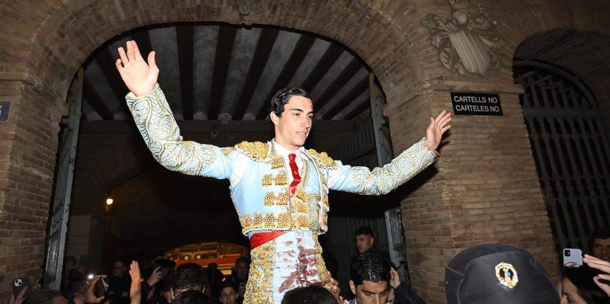 Iker Fernández «El Mene», primera puerta grande de la Feria de Fallas.