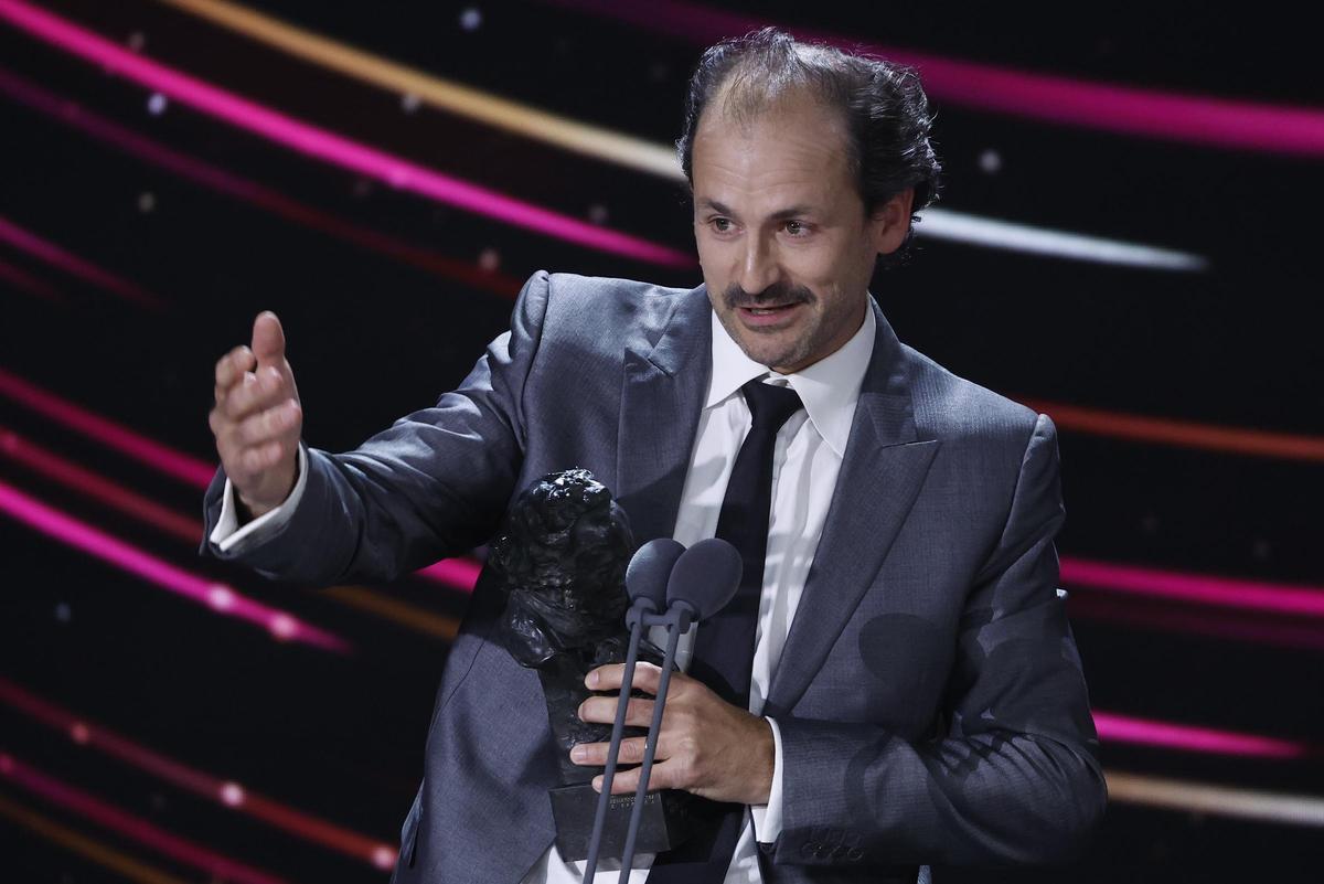 El director de fotografía uruguayo Pedro Luque tras recibir el Goya a Mejor dirección de fotografía por su trabajo en La sociedad de la nieve