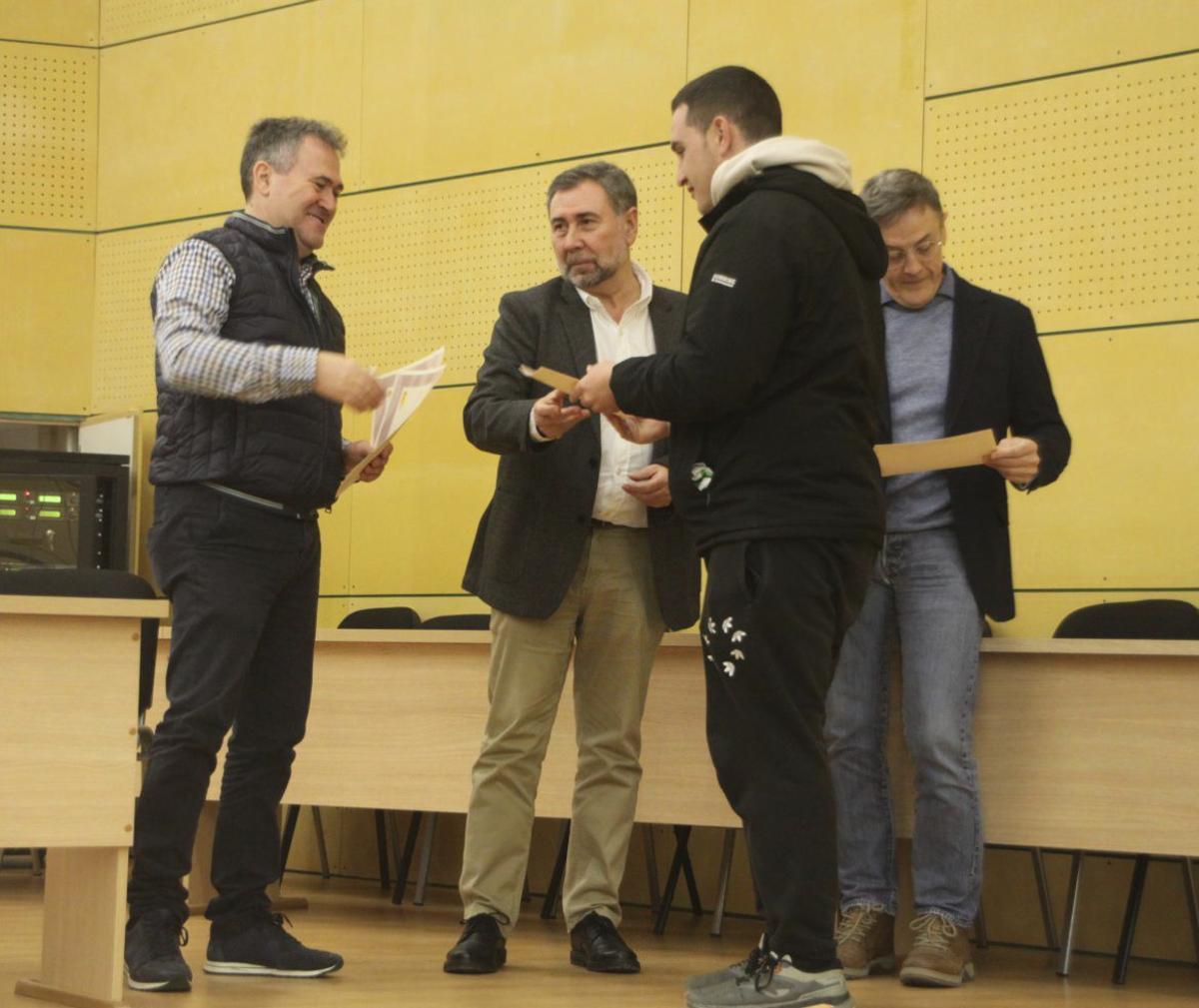 Los alumnos recibieron un diploma que acredita su formación. | SERVICIO ESPECIAL