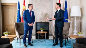 El presidente español, Pedro Sánchez, y el primer ministro holandés, Mark Rutte, antes de su reunión sobre el fondo europeo poscovid, en La Haya, el 13 de julio.