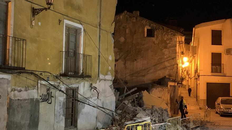 Colapsa parte de un edificio deshabitado próximo al centro de Caravaca