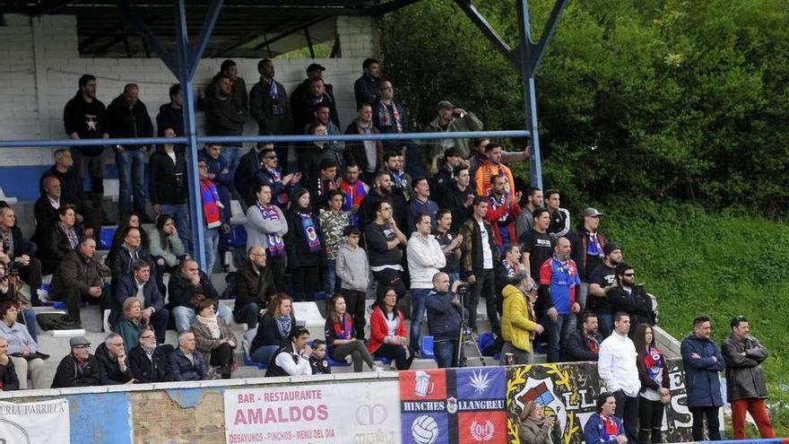 La afición del Langreo, en las gradas de El Candín.