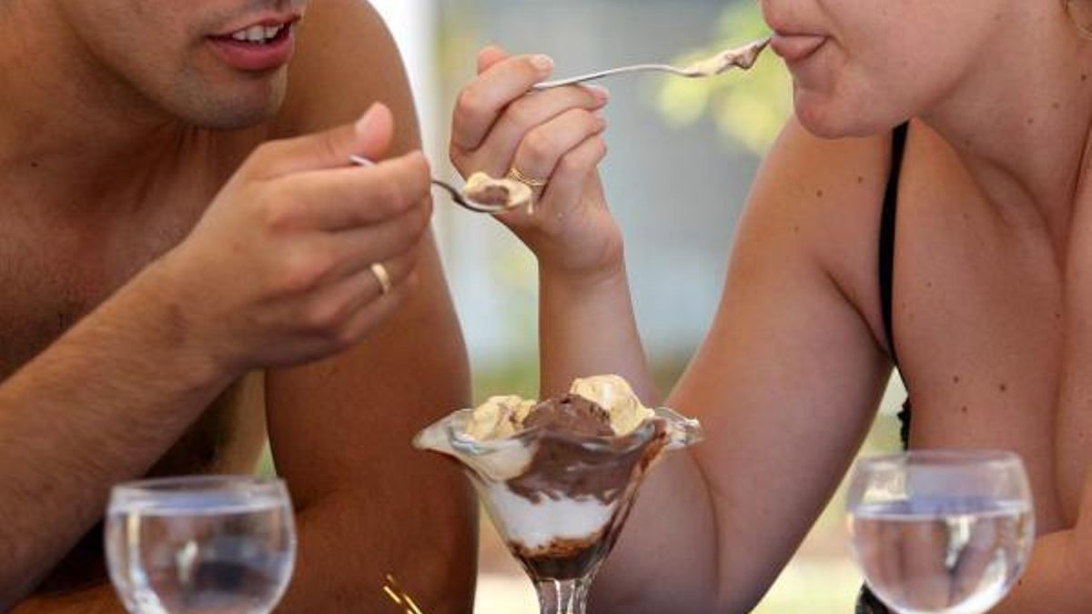 Una pareja comparte una copa de helado