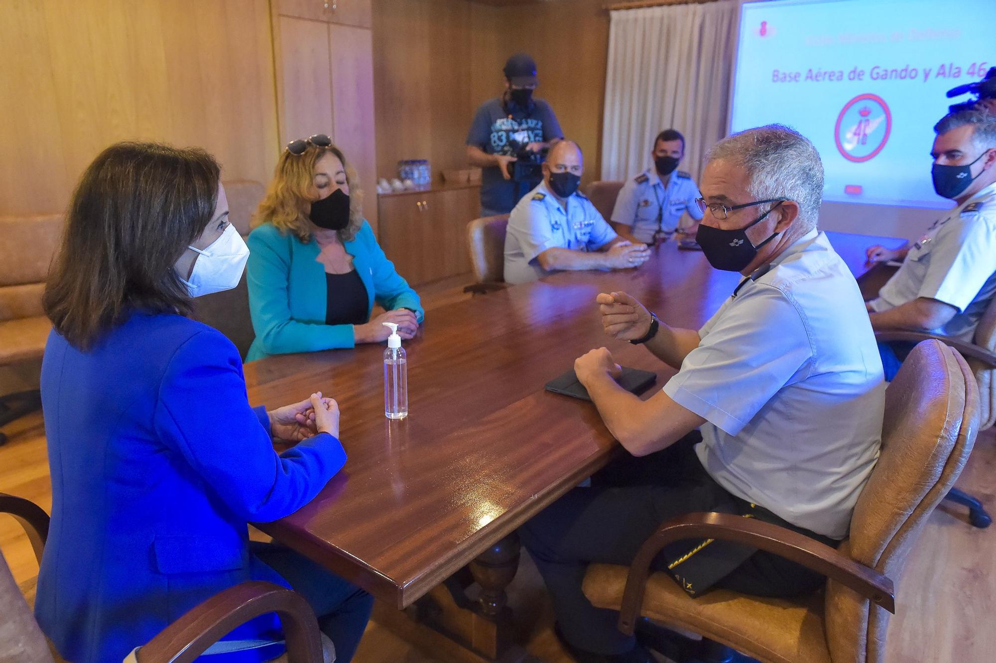 Visita de la ministra Margarita Robles al aeropuerto de Gando.