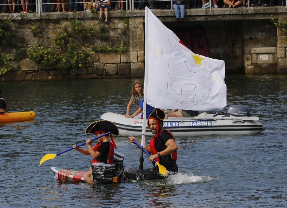 Un centenar de participantes a bordo de trece "artefactos flotantes" participan en la divertida prueba en A Ramallosa.