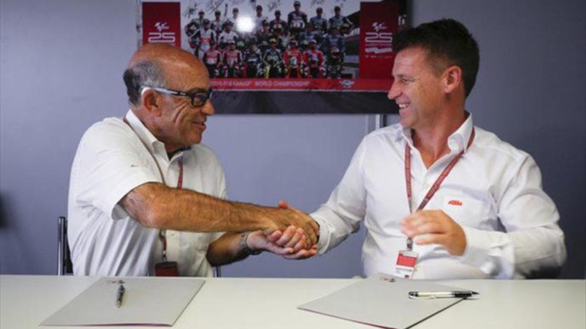 Carmelo Ezpeleta, CEO de Dorna Sports y Pit Beirer, director de KTM Motorsport han rubricado su firma en un contrato