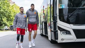 Jaime Fernández y Juancho Hernangómez, a punto de subir al autocar de la selección