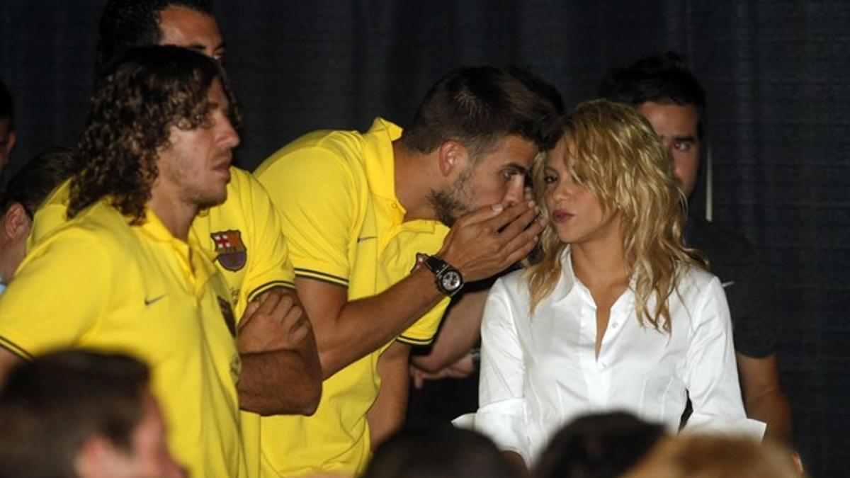 Piqué y Shakira, durante el acto, en presencia de Carles Puyol.