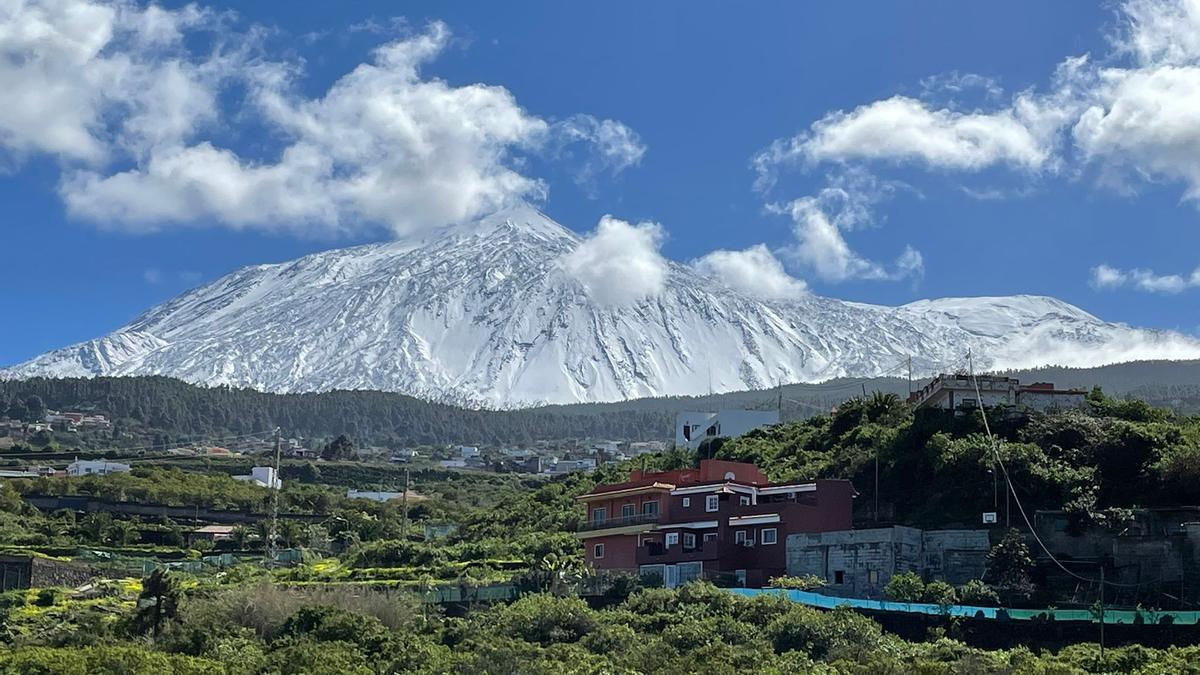 El Teide nevado tras el paso de la vaguada atlántica.