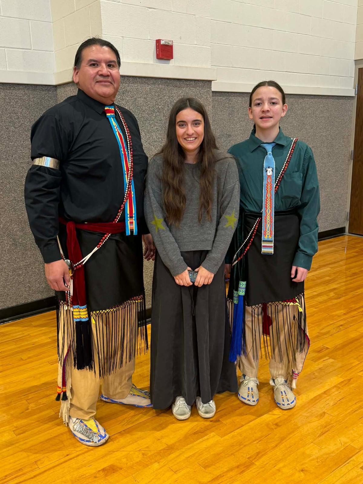 A estudante galega, con membros da súa familia de acollida, ataviados coa vestimenta tradicional.