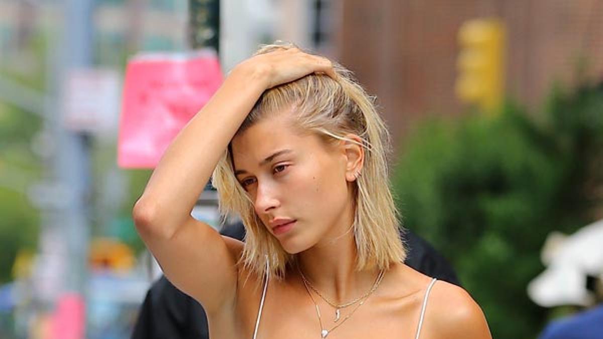 Hailey Baldwin con un minivestido blanco ajustado