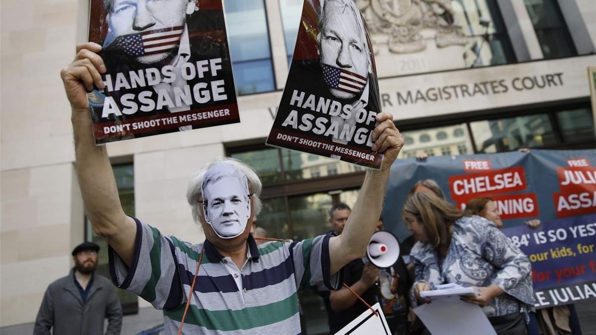 Manifestación a favor de Julian Assange frente al tribunal de Westminster, este jueves.