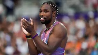 Noah Lyles da otro paso hacia el 'triplete' desde la Villa Olímpica