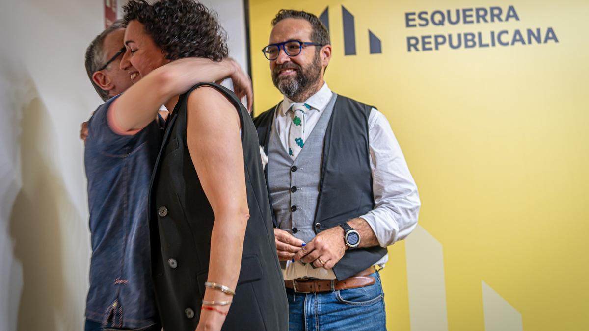 Marta Rovira se abraza a Josep Maria Jové, ante Juli Fernández, tras comparecer para explicar los resultados de la consulta de ERC.