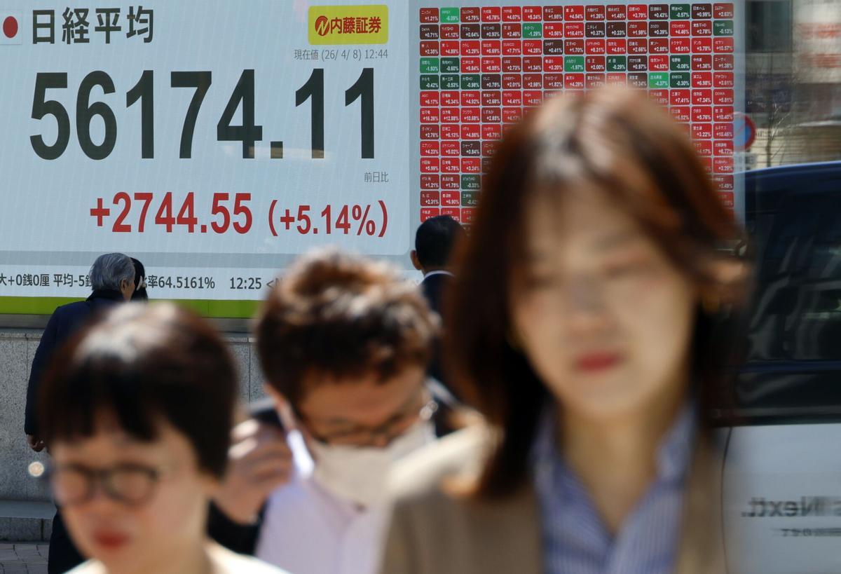 Unos transeúntes pasan junto a una pantalla con los índices bursátiles en Tokio, Japón, el 8 de abril de 2026