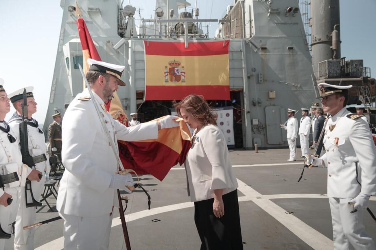 Unos 20 españoles juran la bandera a bordo del buque de La Armada 'Relámpago'
