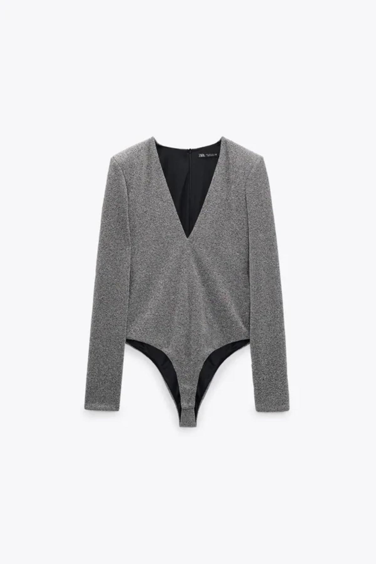 Body metalizado con hombreras de Zara (precio: 22,95 euros)