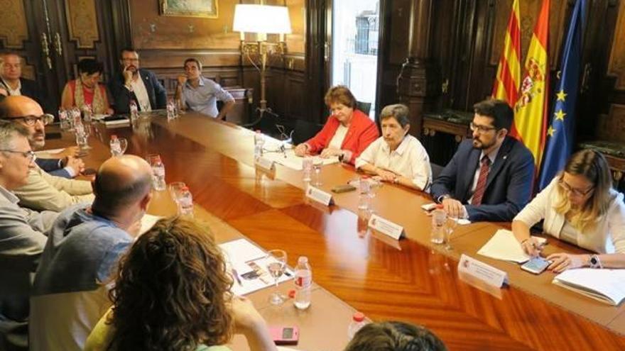 Els alcaldes reunits amb la delegada Teresa Cunillera, ahir al migdia, a Barcelona