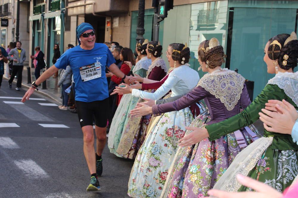 Falleras mayores, cortes de honor y comisiones, en el maratón