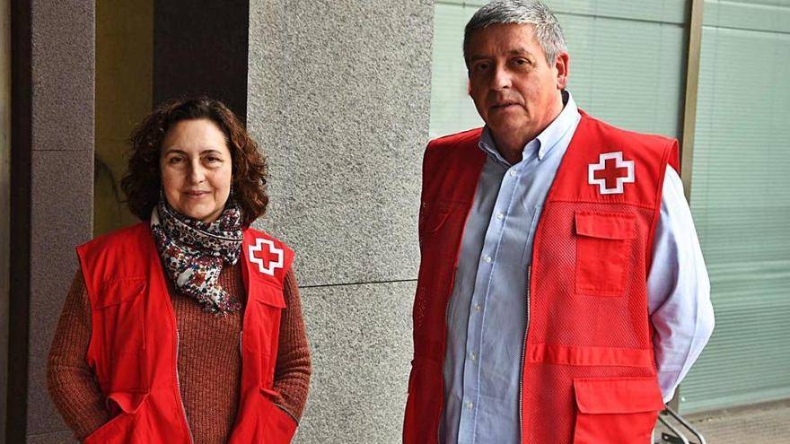 Luisa López y Fidel Domingo, en la puerta de la sede de la Cruz Roja.