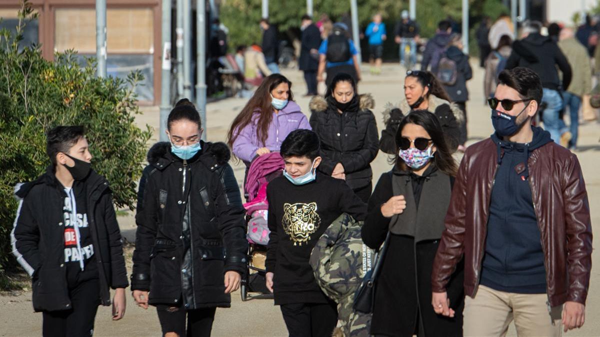 Barceloneses paseando por la Nova Icària