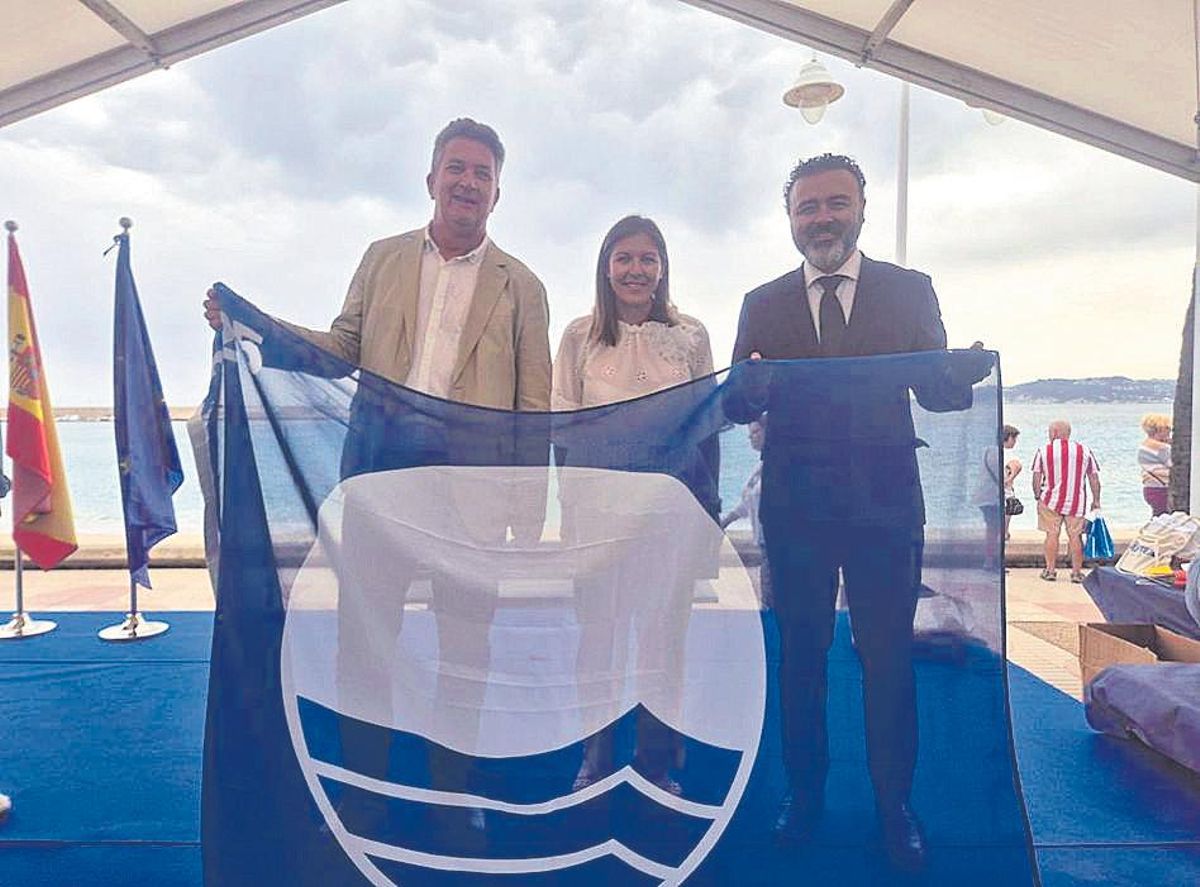 Varios representantes municipales recogieron la enseña de calidad.