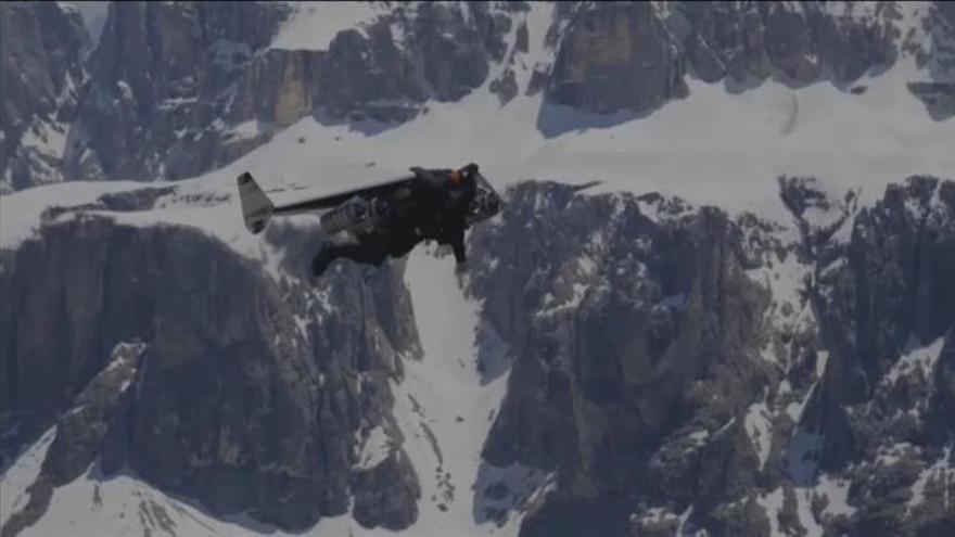 El vertiginoso vuelo del 'hombre avión' a 300 km/h con una mochila con alas