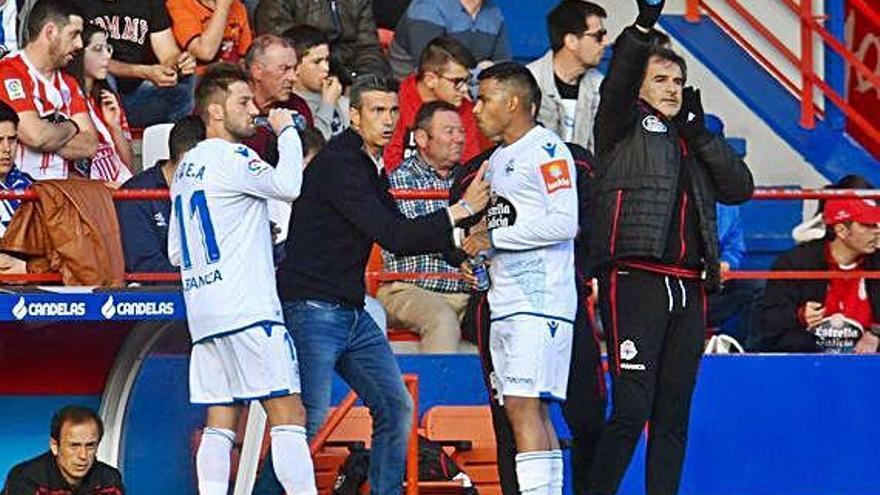 Martí da instrucciones a Nahuel y Cartabia ayer en el Anxo Carro.