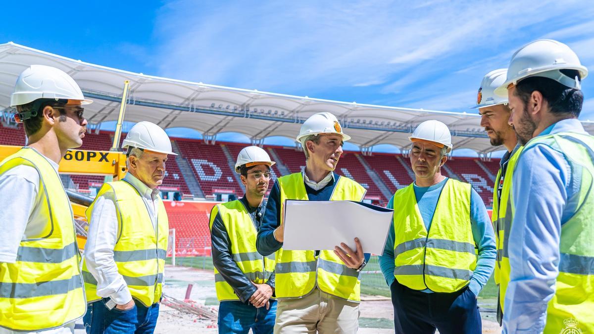 Alfonso Díaz muestra a jugadores y cuerpo técnico la línea maestra a seguir en el estadio de Son Moix.