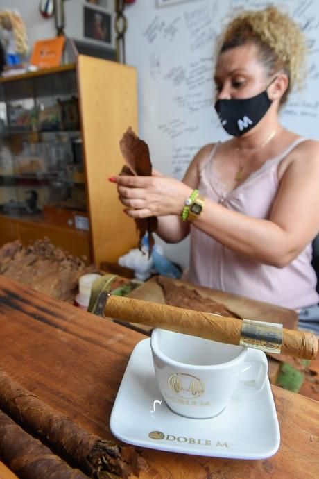 27-08-20  LAS PALMAS DE GRAN CANARIA. SCHAMANN. LAS PALMAS DE GRAN CANARIA.  Reportaje al único taller de puros artesanos que hay en la capital. El taller se llama Doble M y lo lleva Mercedes Martínez, ella es cubana y trae las hojas de tabaco desde la isla caribeña, todo lo hace a mano.  Fotos: Juan Castro.  | 27/08/2020 | Fotógrafo: Juan Carlos Castro