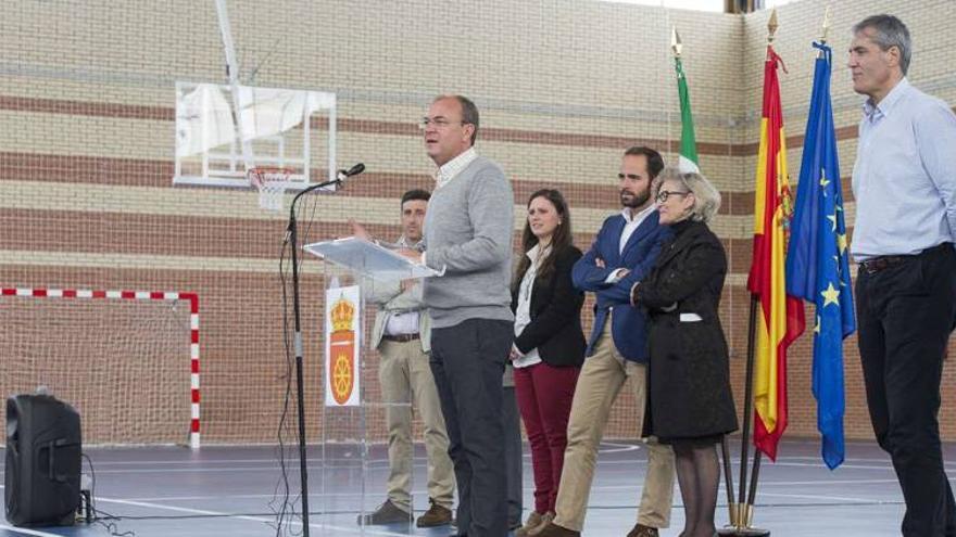 Monago inaugura el polideportivo de Alía ocho años después del inicio de su construcción