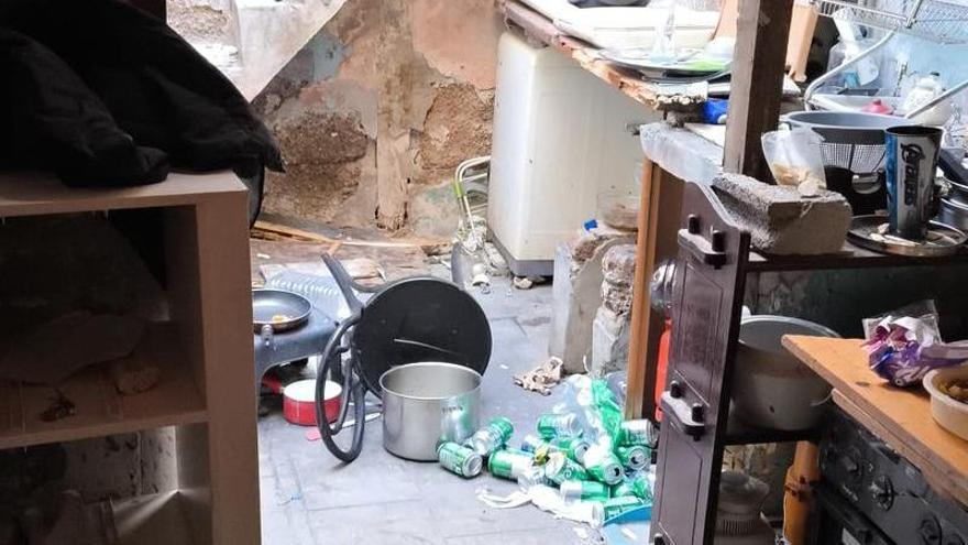 Mucha basura, insectos y hasta heces: okupas dejan una casa en Tenerife en estado deplorable