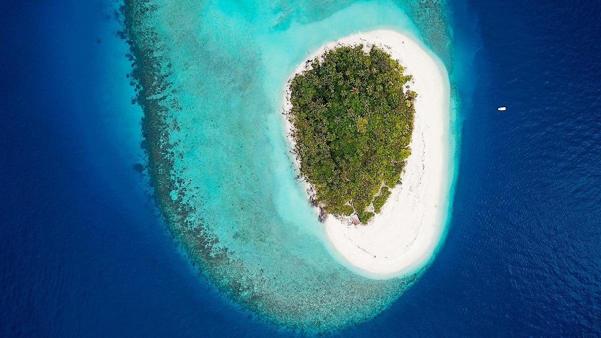 Una isla de coral rodeada por arrecife en Maldivas, un país formado por casi 1.200 islas agrupadas en 26 atolones naturales, donde elegir bien la zona puede cambiar por completo la experiencia bajo el agua.