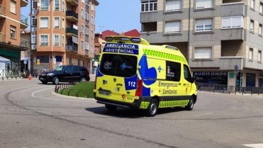 Una ambulancia del 112 camino del Hospital de Benavente.