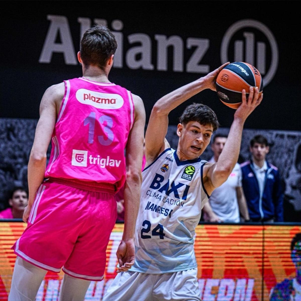 Bruno Jekabsons fa el que pot en el partit contra el Super Mega Belgrad