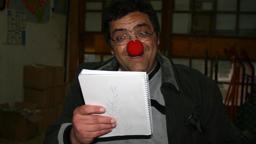 Antonio Lagunilla, leyendo con su nariz de clown.