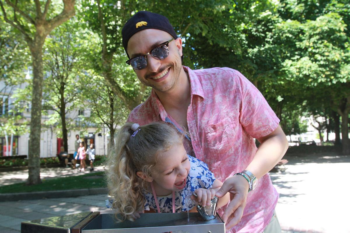 Bilel con su hija en el parque San Lázaro.