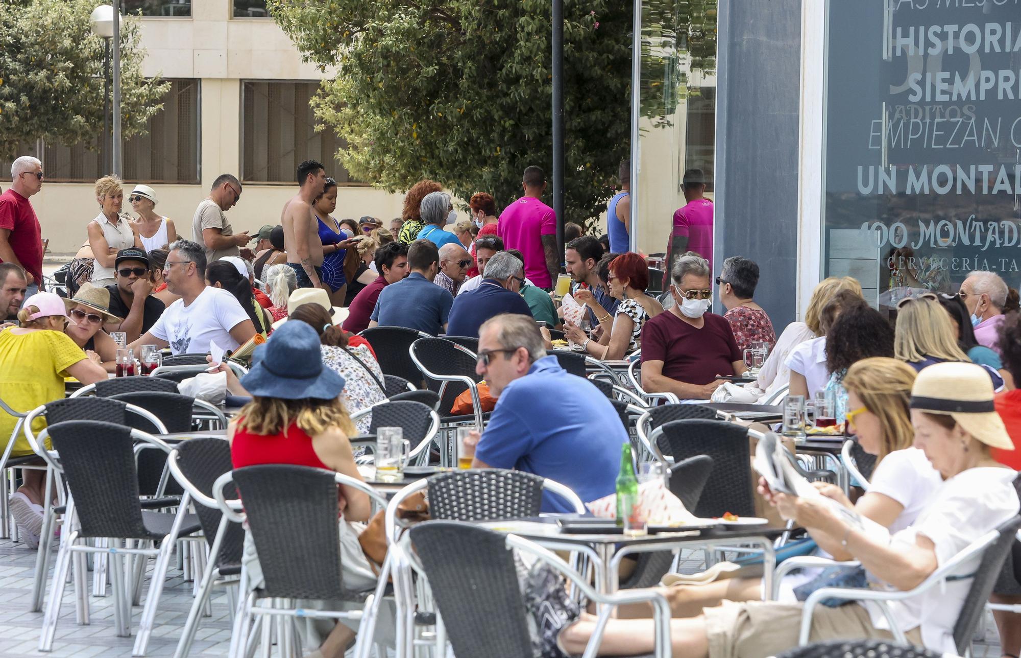 La playa del Postiguet se llena de bañistas