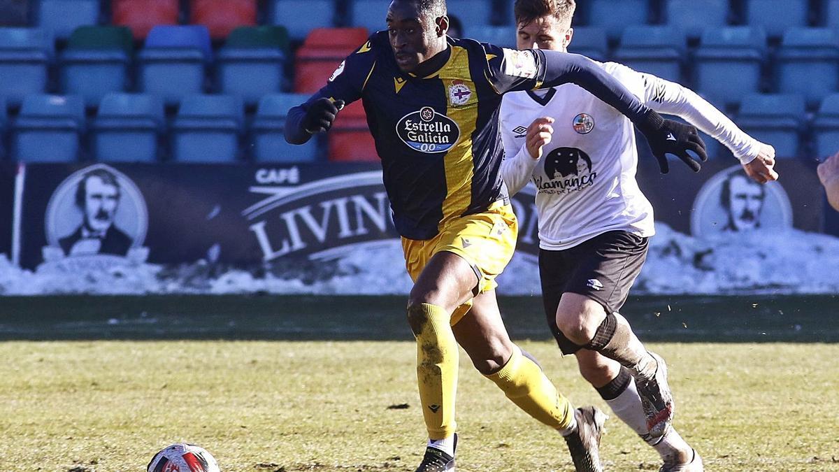 Mujaid Sadick, con el balón durante la visita al campo del Salamanca. |  // LOF