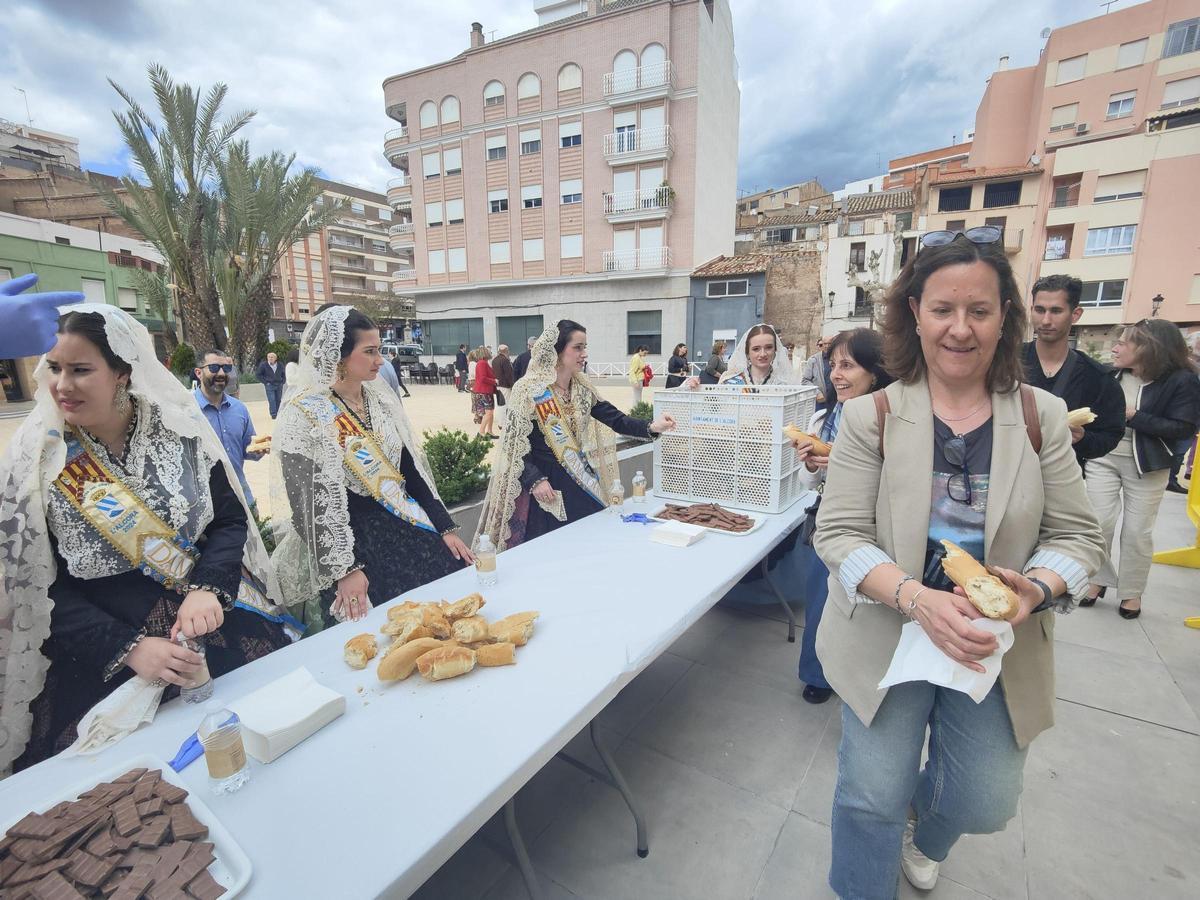 Cientos de personas han participado en el típico tast de los rollos, con chocolate.