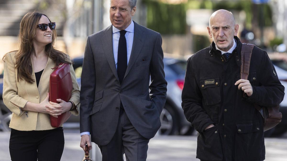 Eduardo Zaplana junto a sus letrados Daniel Campos y Marta Marrero, de Cortés Abogados.