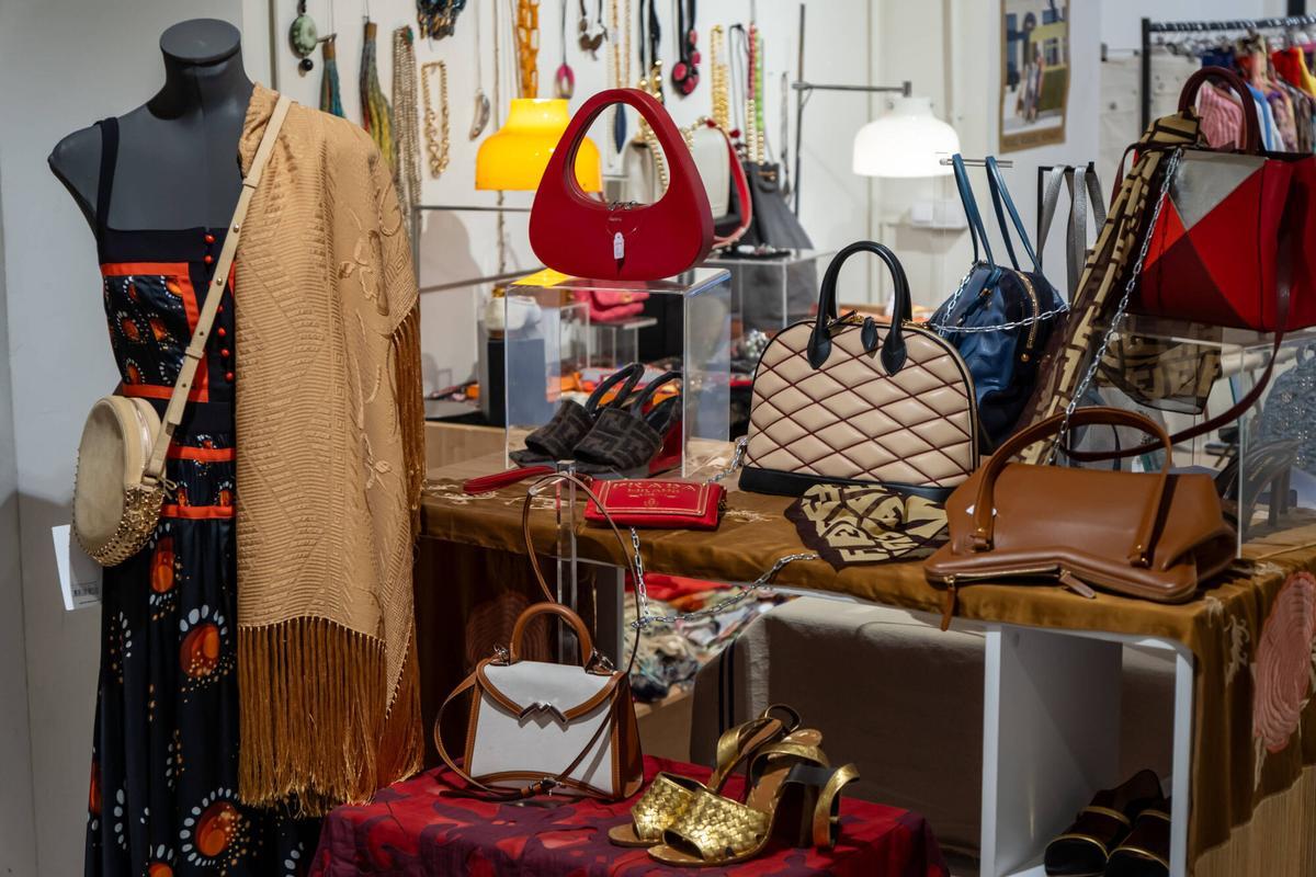 La tienda secreta de las ‘influencers’. De aquí han salido ‘outfits’ para películas, alfombras rojas, hasta para los Oscar. Mise En Scène vende marcas de lujo de segunda mano a mitad de precio.