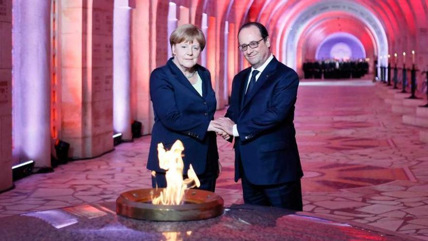 Hollande y Merkel piden más Europa cien años después de Verdún