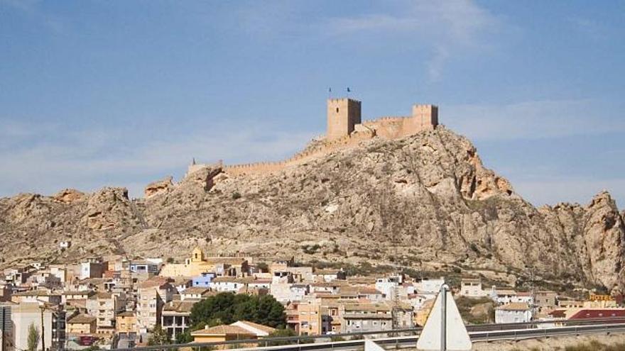 Imagen del castillo de Sax con la recreación virtual de la escalinata proyectada por el Ayuntamiento en el recuadro de la parte superior izquierda de la peña