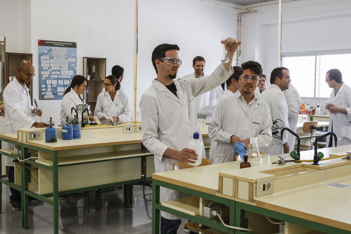 Estudiantes de FP en un laboratorio haciendo prácticas