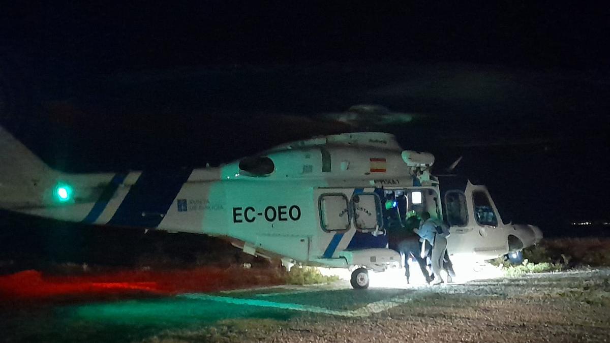 Un momento de la evacuación de esta medianoche en Ons, con el helicóptero Pesca 1
