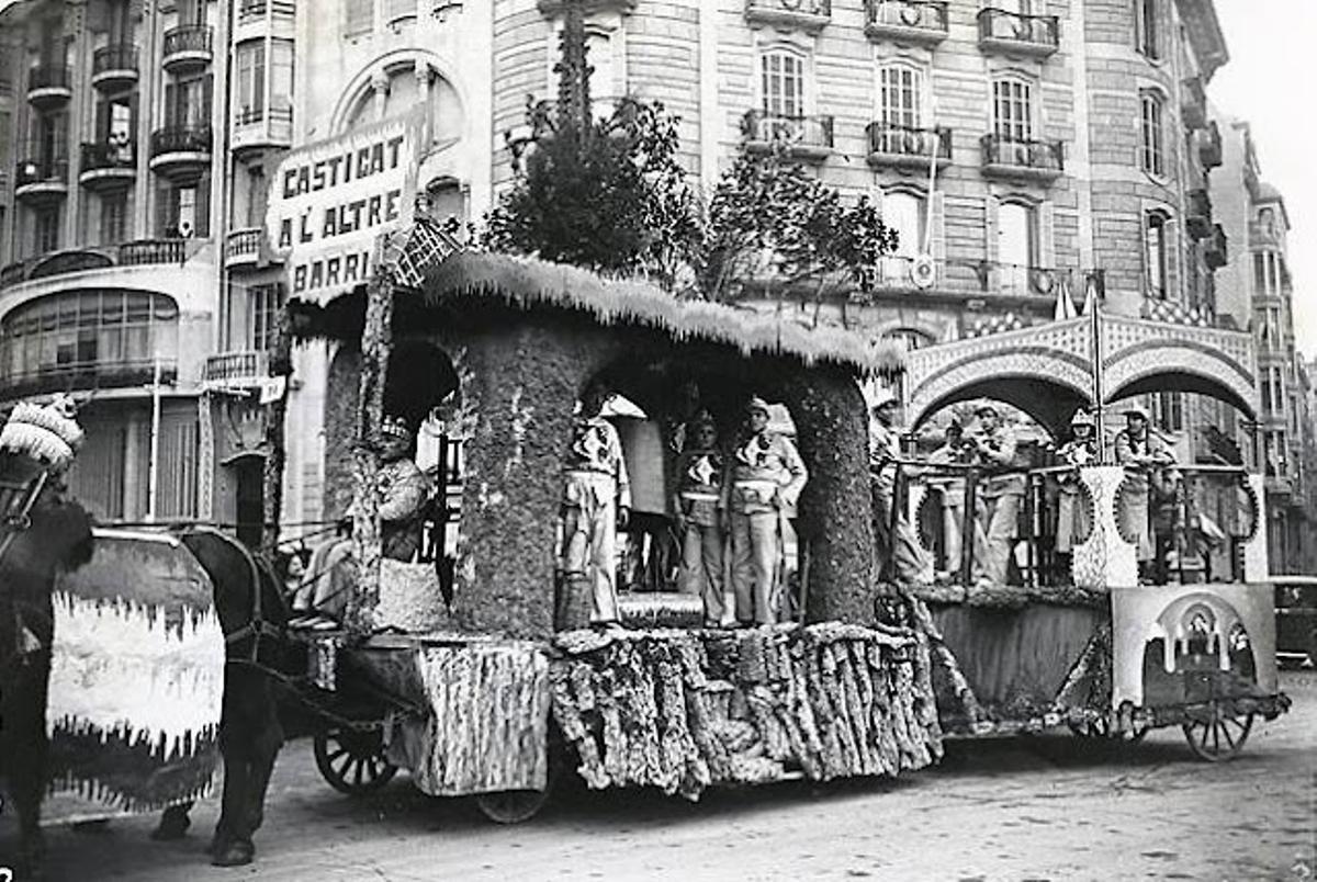 Paseo de Gràcia. Carroza "Castigat a l'altre barri" con diferentes personajes disfrazados.