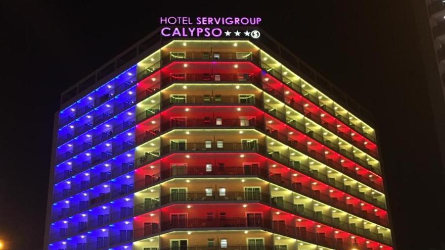 Benidorm ilumina sus hoteles con la senyera en el 9 de Octubre, día de la Comunidad