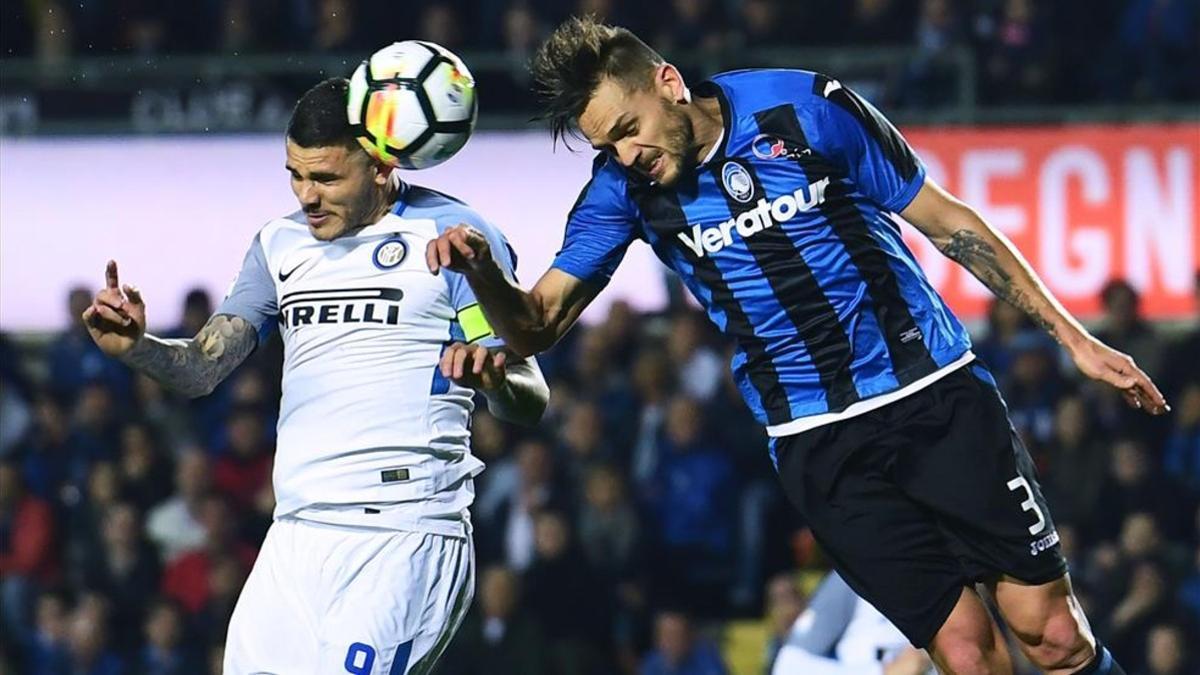 Mauro Icardi cabecea un balón durante un partido ante el Atalanta