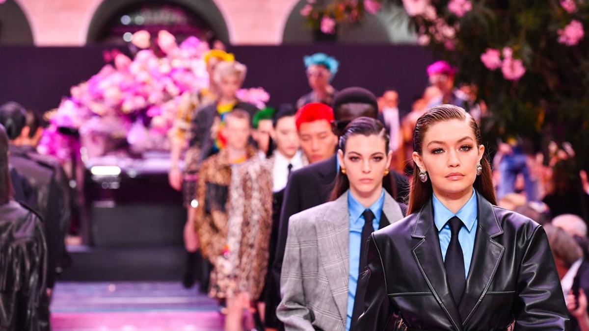 Gigi Hadid fue una de las protagonistas del desfile de Versace en la semana de la moda masculina en Milán